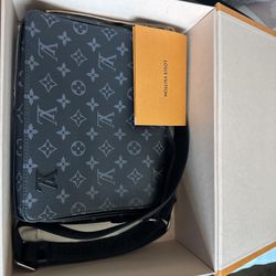 Louis Vuitton District pm Messenger Bag 