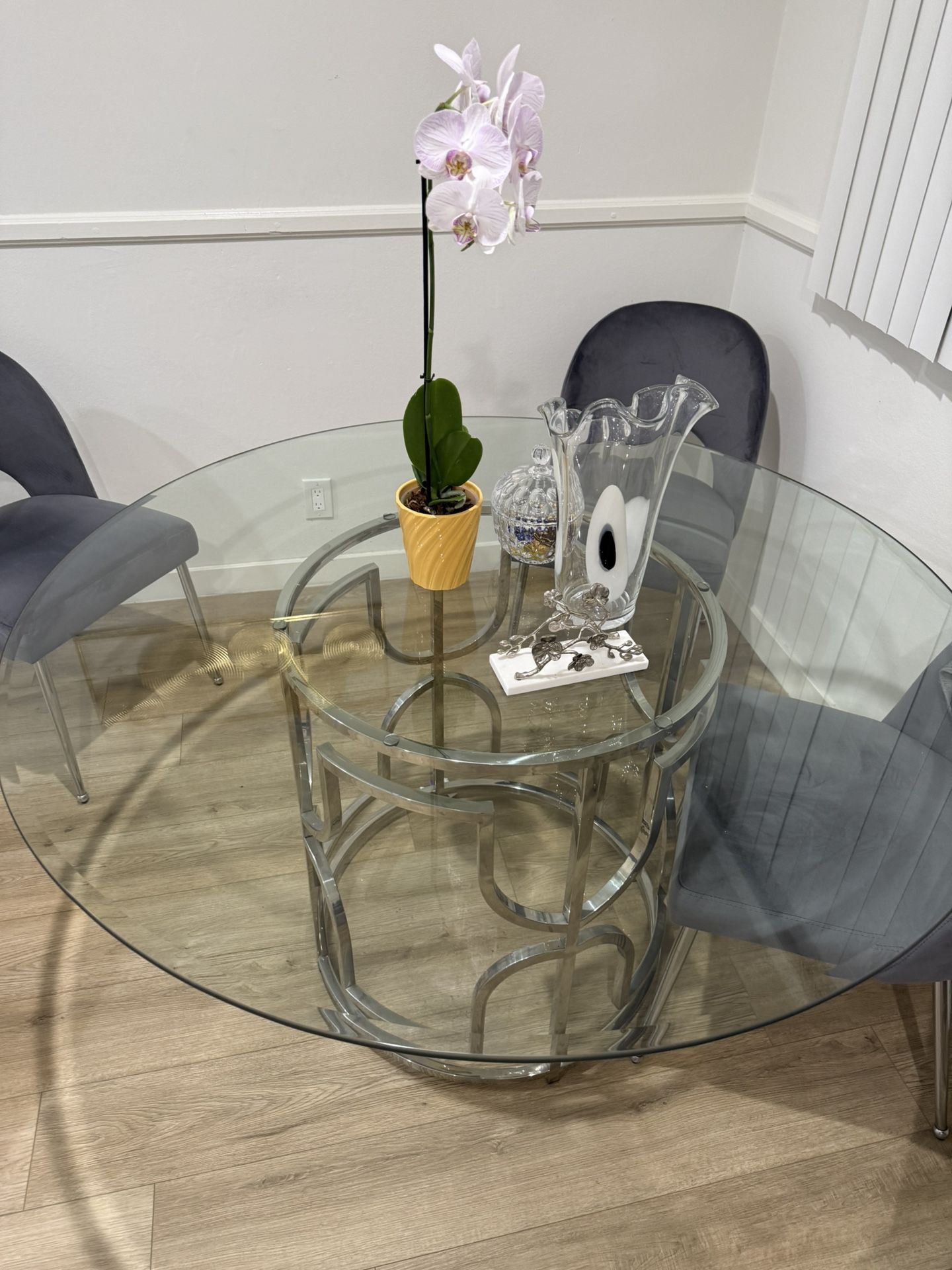 Dining Glass Table Round 53 Inch Like New