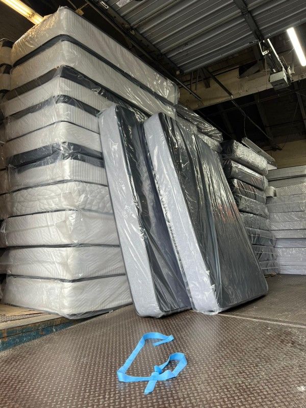 Brand New Queen Mattress Pillow Top 12"(Store Closeout Deal)