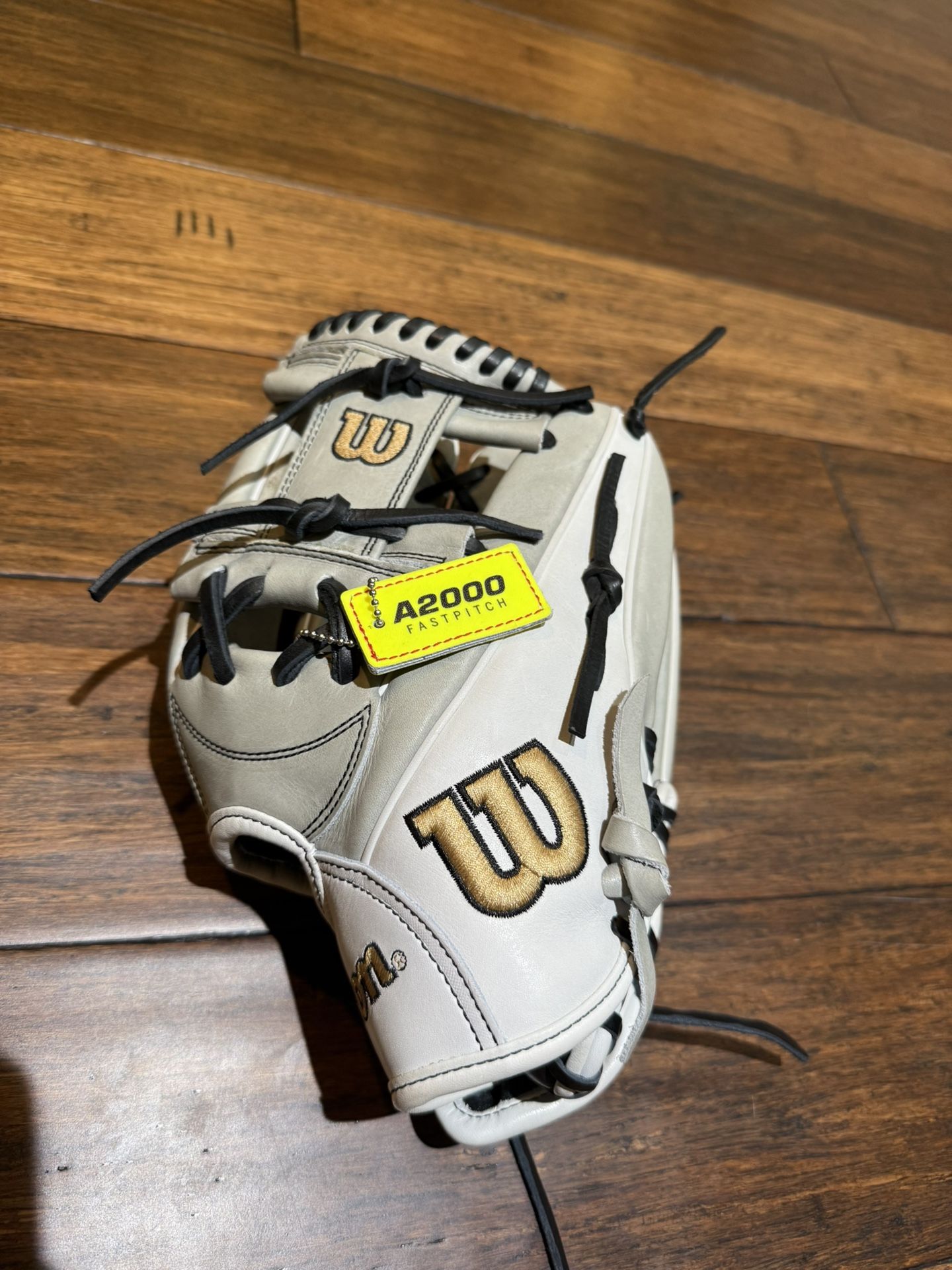 A2000 Wilson Softball Glove 11.75