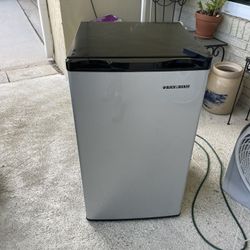 Black & Decker mini fridge not working good for repairs or parts