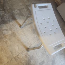 New  Chier Never USED VERY GOOD CONNDISHIN For  Bathroom VERY GOOD CONDITION 