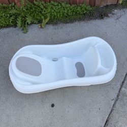 Like New Bath Tub And Bumbo Changing Table