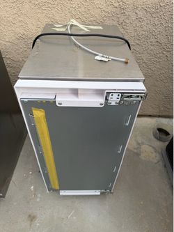 Sub- zero ice-maker****look***