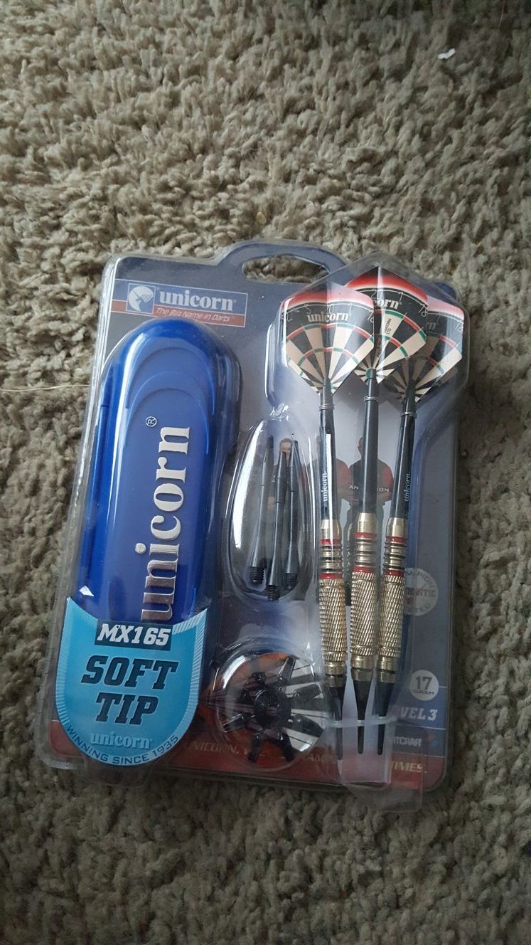Unicorn soft tip darts 17 gram with Microsoft case level 3 MX165
