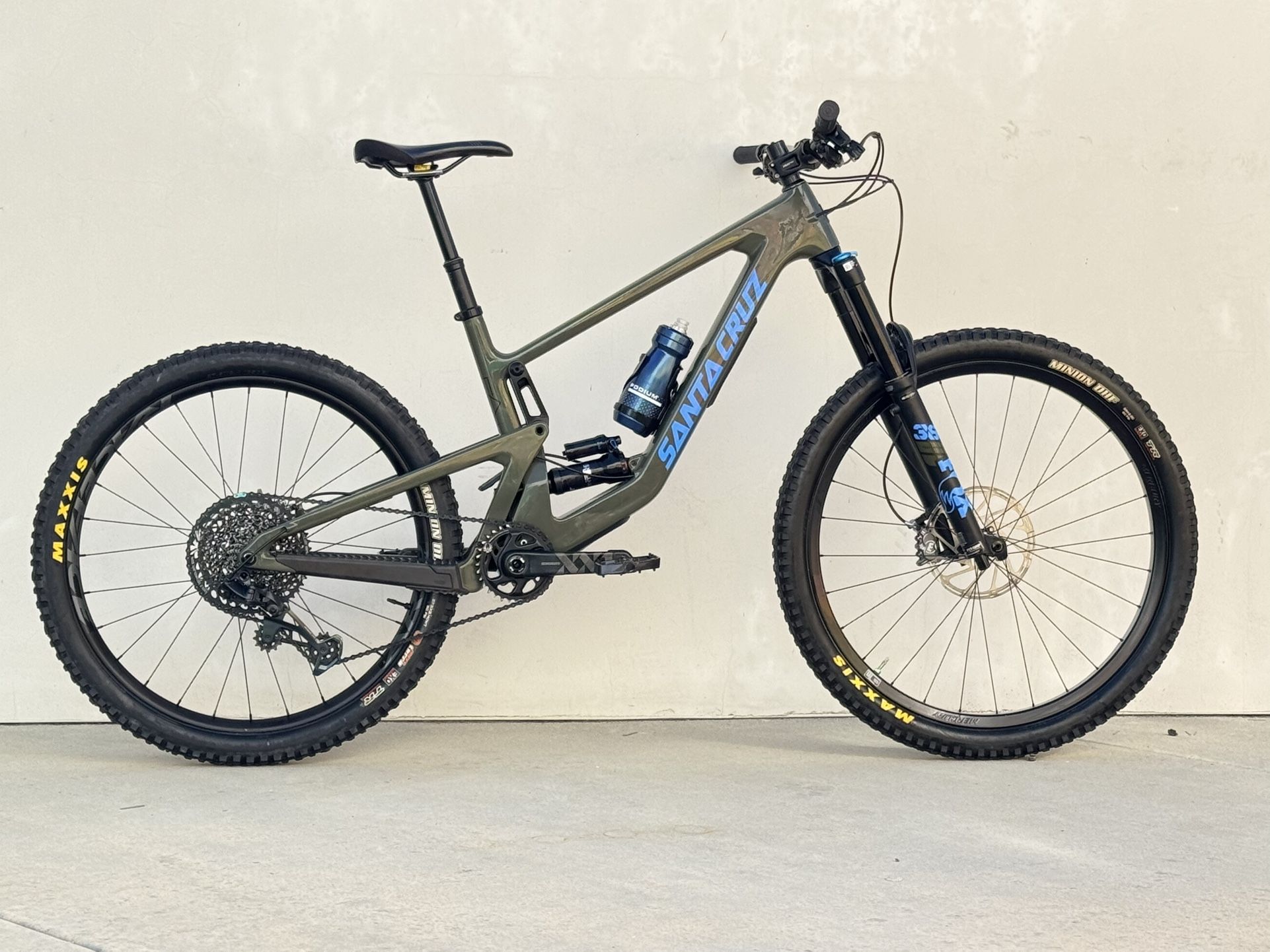Like NEW Santa Cruz Bronson C Carbon Mullet (29*27.5) Full Suspension Mountain Bike. LARGE. SRAM GX EAGLE 12sp. Carbon Tharsis 3five Handlebar.