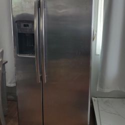 Ge. Side By Side Refrigerator  Freezer  $100