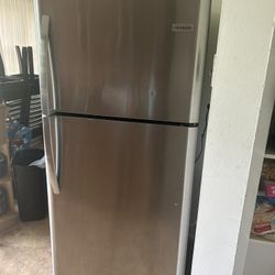 REFRIGERATOR 