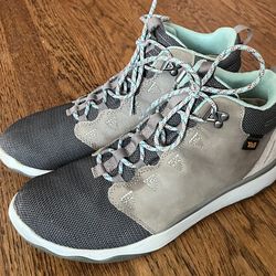 WOMENS TEVA HIKING BOOTS