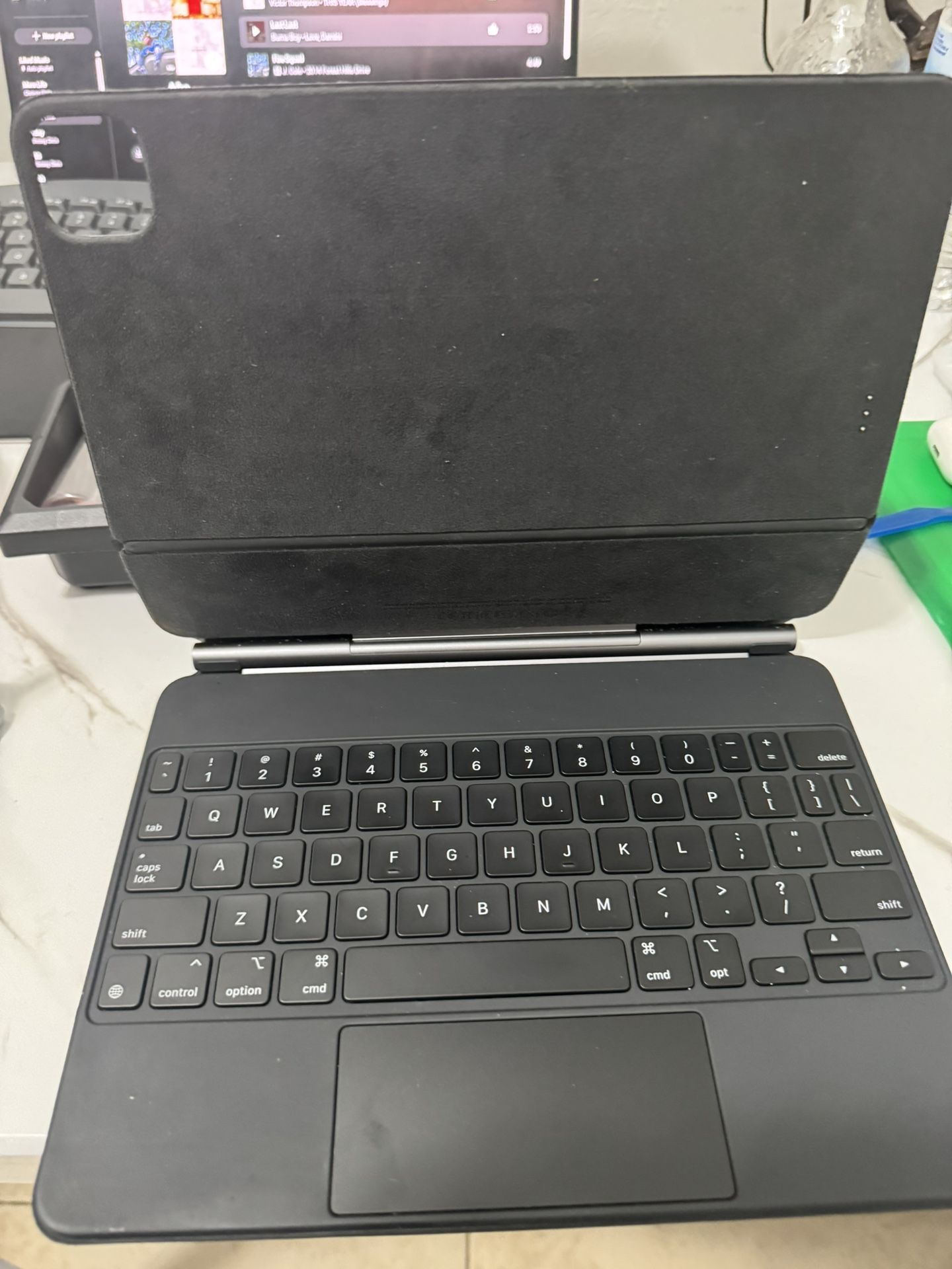 Title: Apple Smart Keyboard Folio (A2261) – iPad Pro 11 / iPad Air – $65