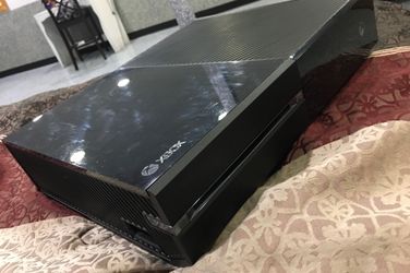 Xbox one with Kinect and 3 controllers