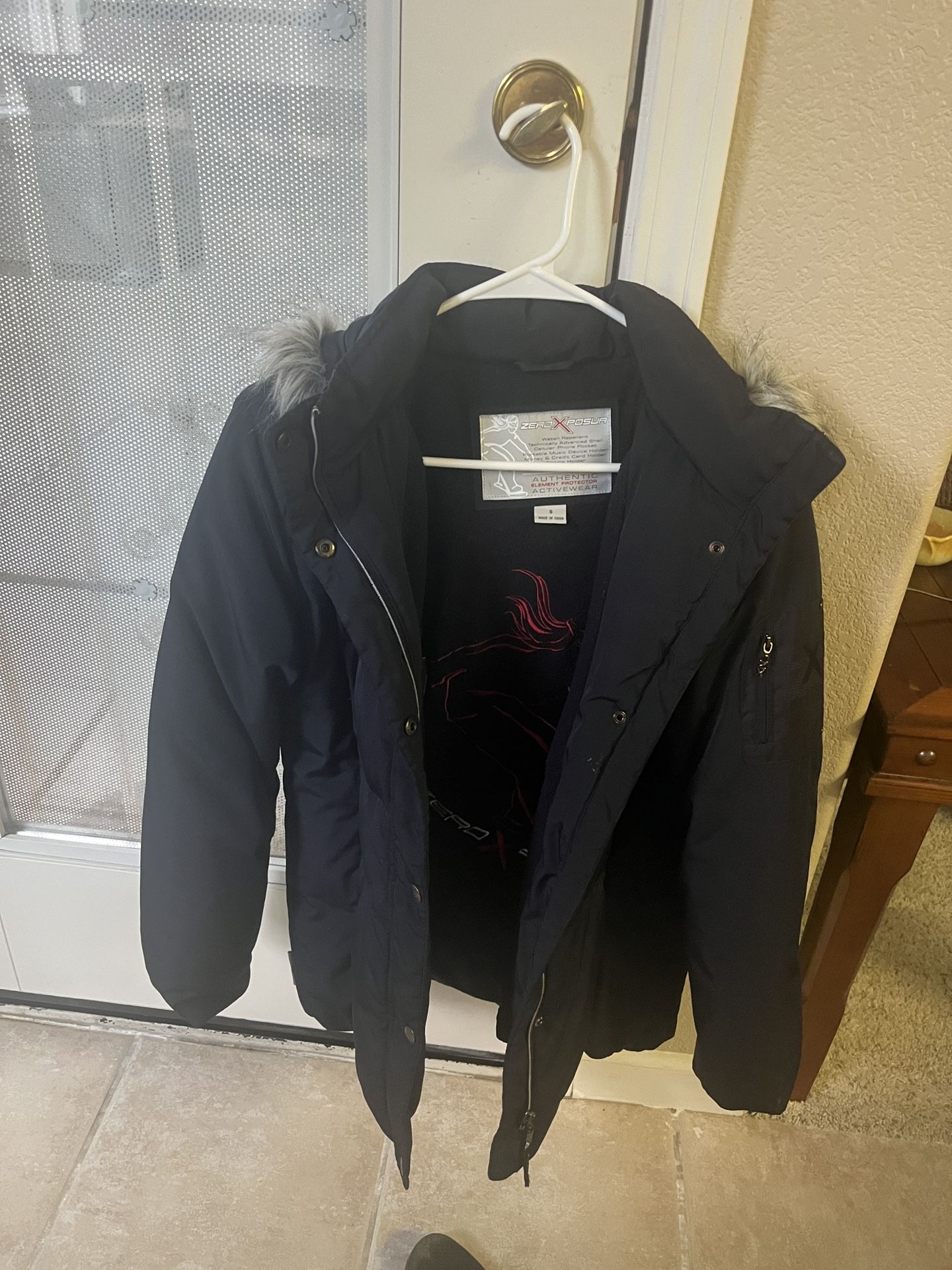 Stay warm, dry, and organized with this stylish XPOSURE coat!