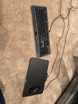Razor keyboard and mousepad with Logitech gaming mouse