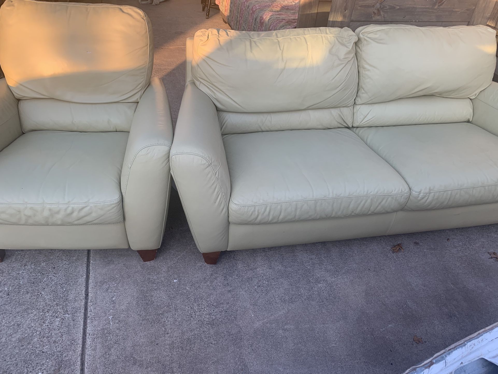 Leather sofa N Reclining Chair 150.00 for Sale in Richardson, TX OfferUp