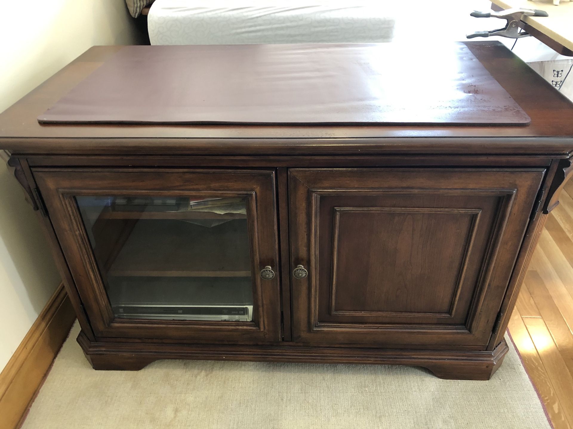 TV Stand Console - Beutiful Cherry Wood it is new . Purchased for $600 selling for $300 or best offer . Moving need to sell