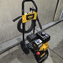 Dewalt 3400 PSI 2.5 GPM Gas Cold Water Pressure Washer with 208cc Engine