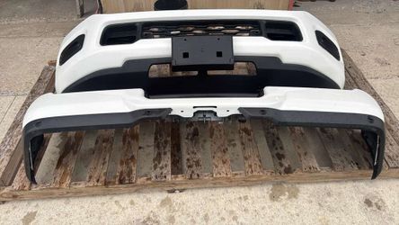 🚘 FRONT & REAR BUMPER SET – 2019–2026 🚘 ✅ OEM – Original Equipment ✅ Front and rear bumpers included ✅ Excellent condition – ready to install 💰 Ret