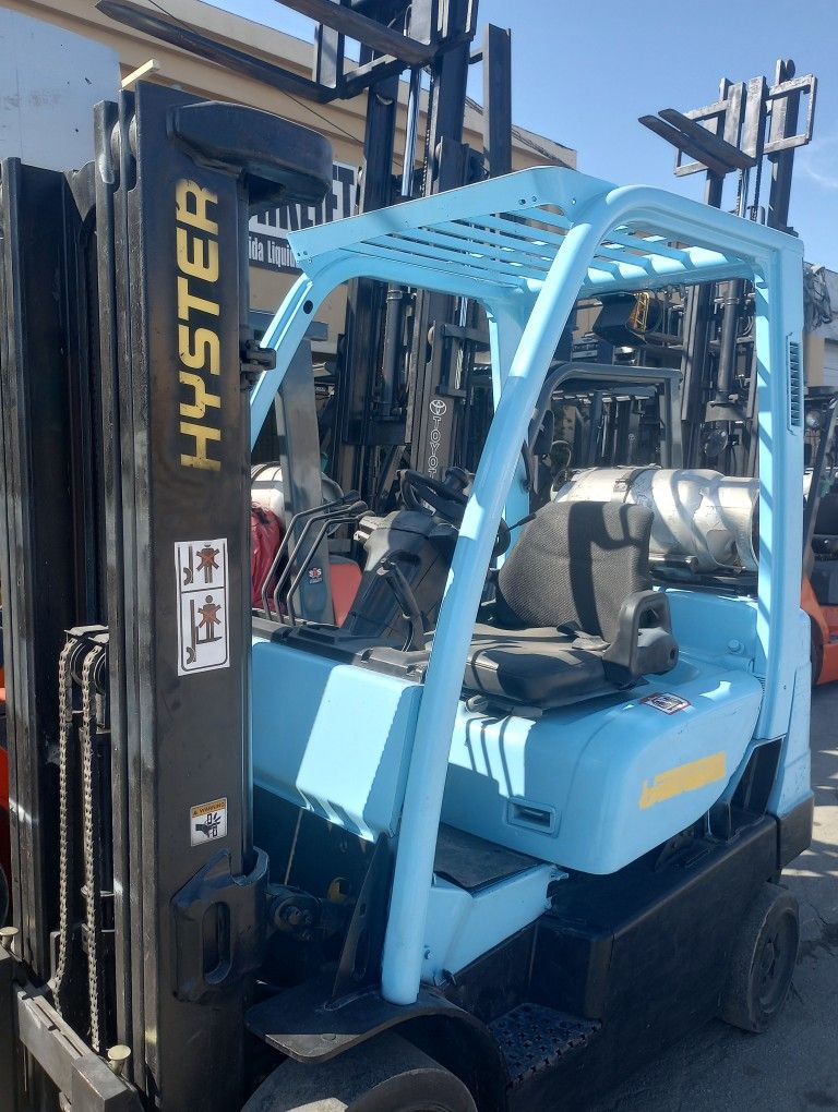 FORKLIFT HYSTER 5000# TRIPLE MAST