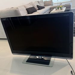 Sharp AQUOS 46” LED TV • Full HD