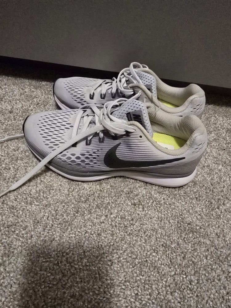 Nike WOMENS Size 7 New 