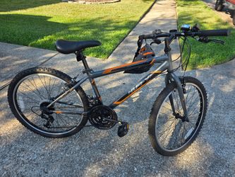Huffy Granite 24 in. Boys' Mountain Bicycle with matching helmet