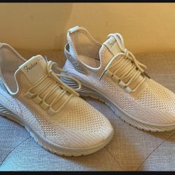 Women’s sneakers size 7