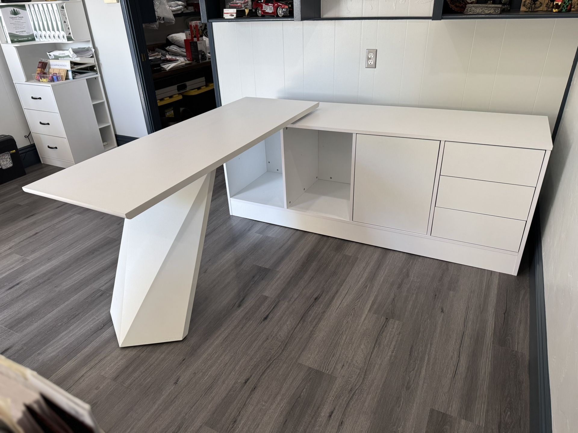 Modern White Office Desk (LIKE NEW)