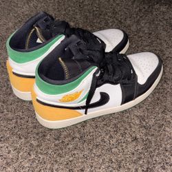 Jordan 1 Mid “Oakland” 