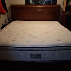 Ķing Size Sleigh Style Mohagany Wood Bed 