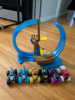 Monster Jam, Megalodon Loop playset w/ 6 trucks