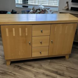 Free beautiful piece of furniture. Send me your phone number and I will call you. Must pick it up today.