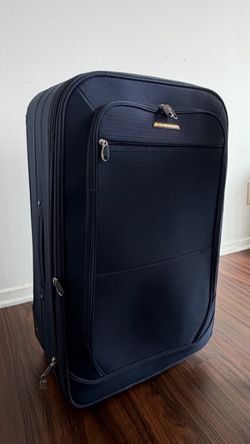 Medium checked luggage