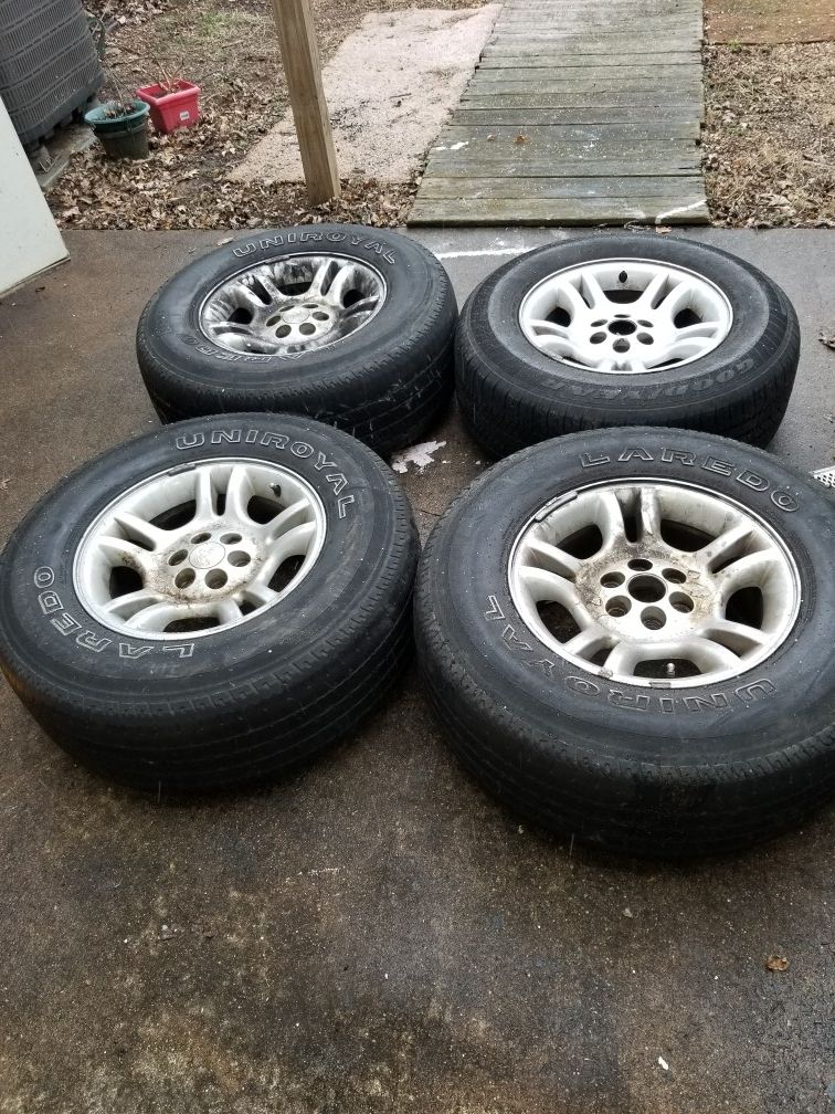 Wheels with tires are not very good.255 65 R16 for Dodge Dakota and Dodge Durango 6 hollos in good condition little use interested TEXT please