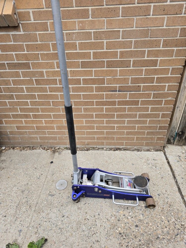 PITTSBURGH 2.5 TON LOW PROFILE ALUMINUM RAPID PUMP FLOOR JACK.