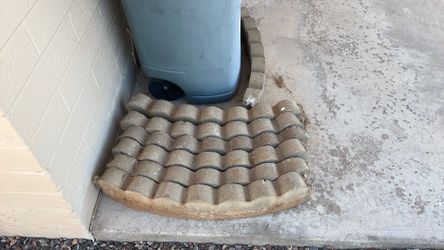 Seven curved brown edge bricks