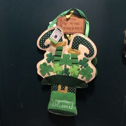 FREE St. Patrick’s Day Decor NEW Door Hanger & Table Runner