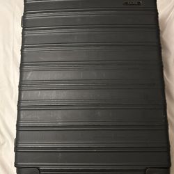 Suitcase /Evry Medium Luggage / CALPAK / Black 28”/ Read Well the Post / See Photo For Reference 