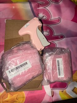 Price tag gun with plastic tags