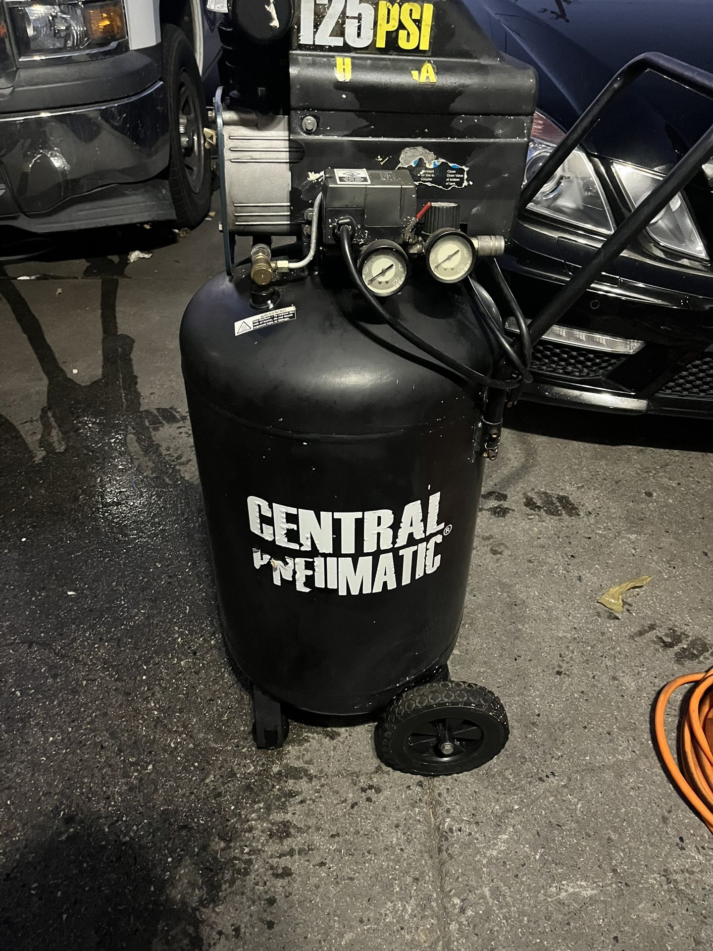 Central Pneumatic 21 Gallon, 2.5 HP, 125 PSI Vertical Air Compressor