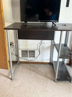 School besk with loft bed and mattress