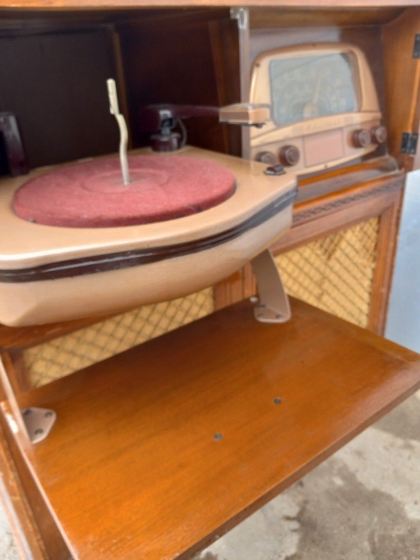 Vintage ADMIRAL Record Player/Radio Cabinet