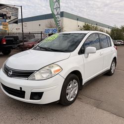 2012 Nissan versa hatchback