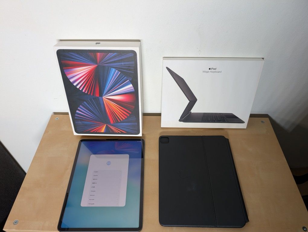 Apple iPad Pro 5th Gen 12.9 Inch 128GB WiFi Tablet Bundle W/ Magic Keyboard