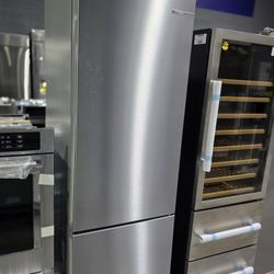 24" Refrigerator Bottom Freezer Eith Ice Maker