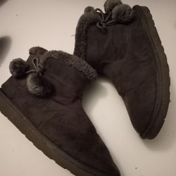 Arizona  Snowcap Women's Faux Fur Memory Foam Grey Ankle Boots Pom-Pom Size 8 Women's 