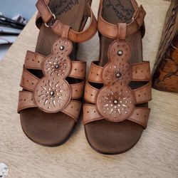New Natural Soul Sandles Size 6