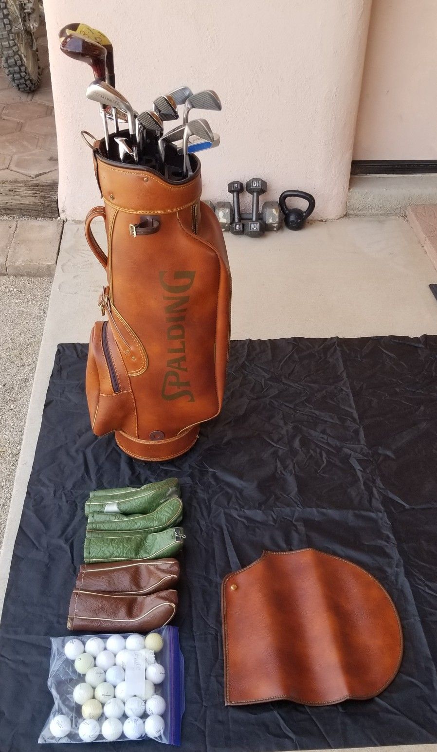VINTAGE SPALDING AJAY-RICHARD MILTON FAUX LEATHER GOLF BAG+14 CLUBS & 26 BALLS