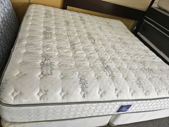 Serta Perfectsleeper
King Mattress And Box Spring
Used, good
conditions. Plush.,
200 dlls free delivery