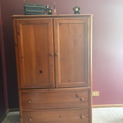 Armoire & Dressers 