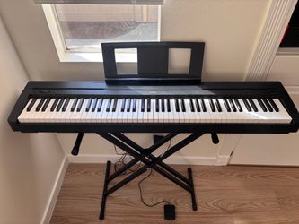 Yamaha P-71 Keyboard w/ stand